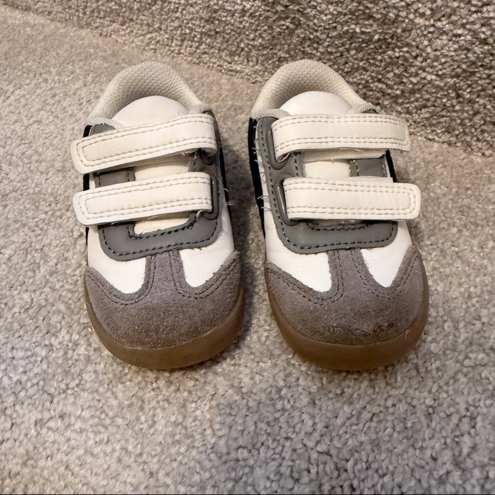 Cat and Jack size 5 leather sneakers - Picture 2 of 5